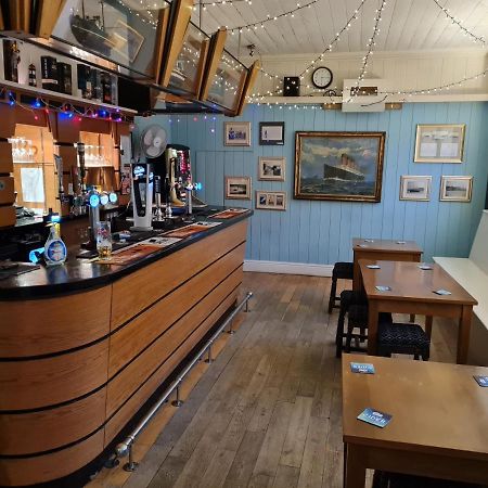 ホテルThe Hope And Anchor Goodwick エクステリア 写真