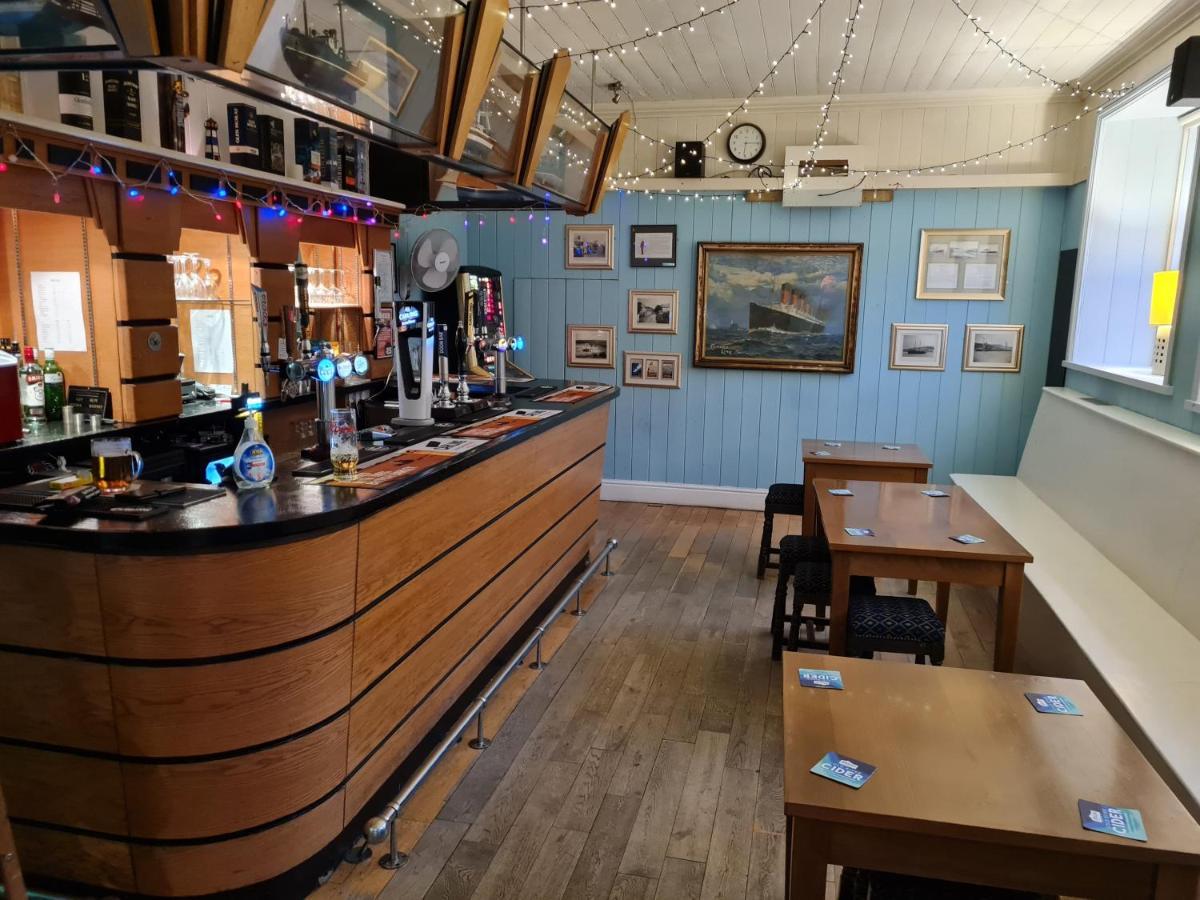 ホテルThe Hope And Anchor Goodwick エクステリア 写真